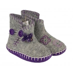 Mellom gr med sommerfugle motiv